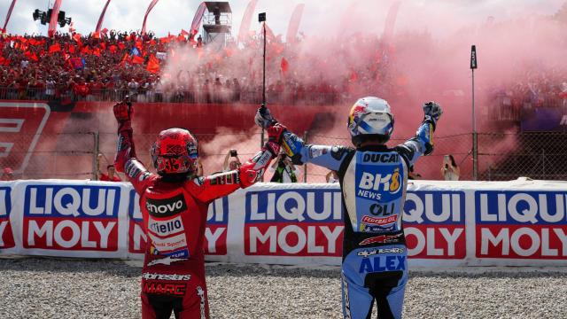 Álex y Marc Márquez celebran ante su afición la primera y segunda posición, respectivamente, logradas en el GP de Cataluña.