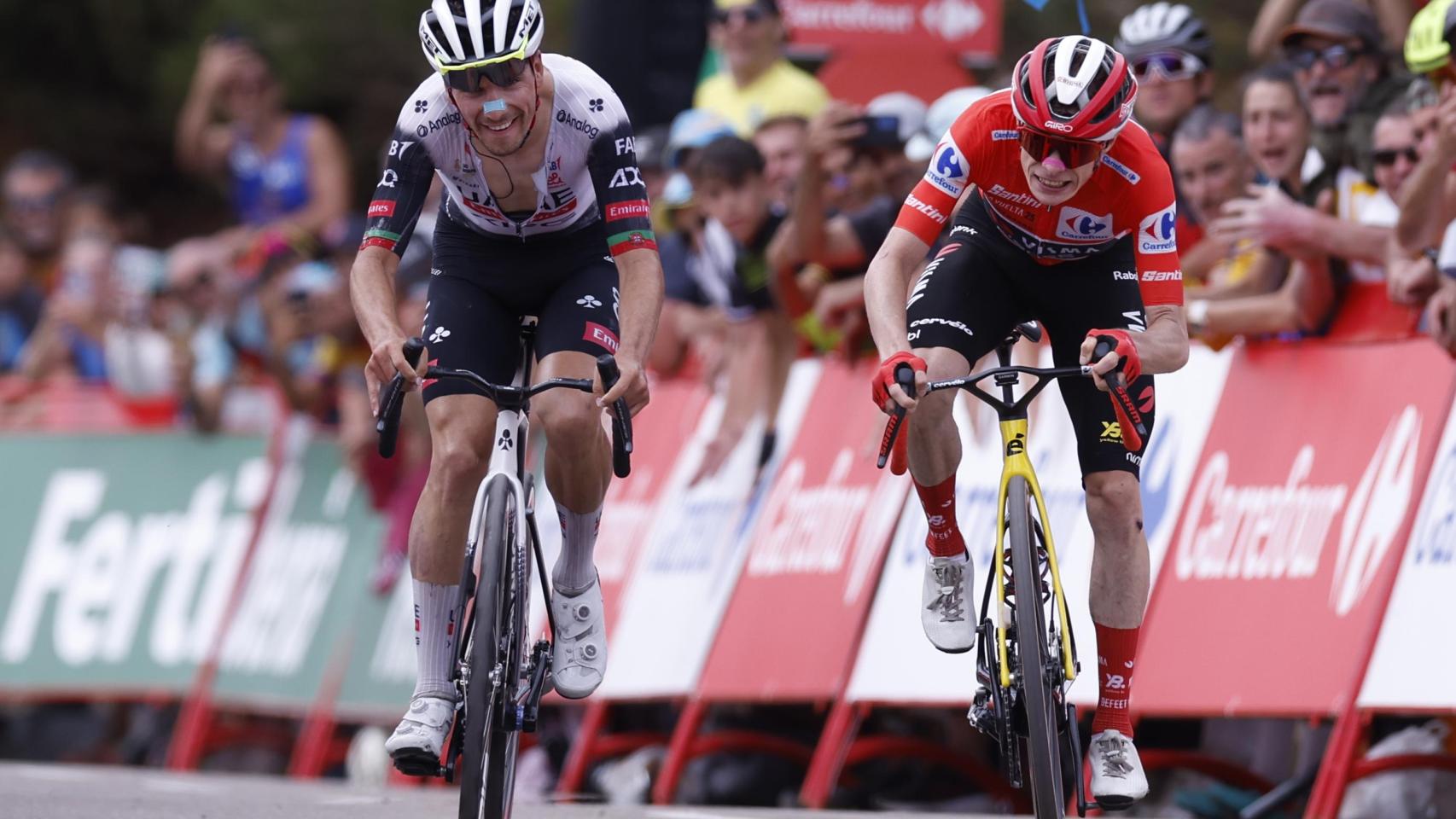 El portugués Joao Almeida (i) y el danés Jonas Vingegaard, durante la 14ª etapa de La Vuelta.