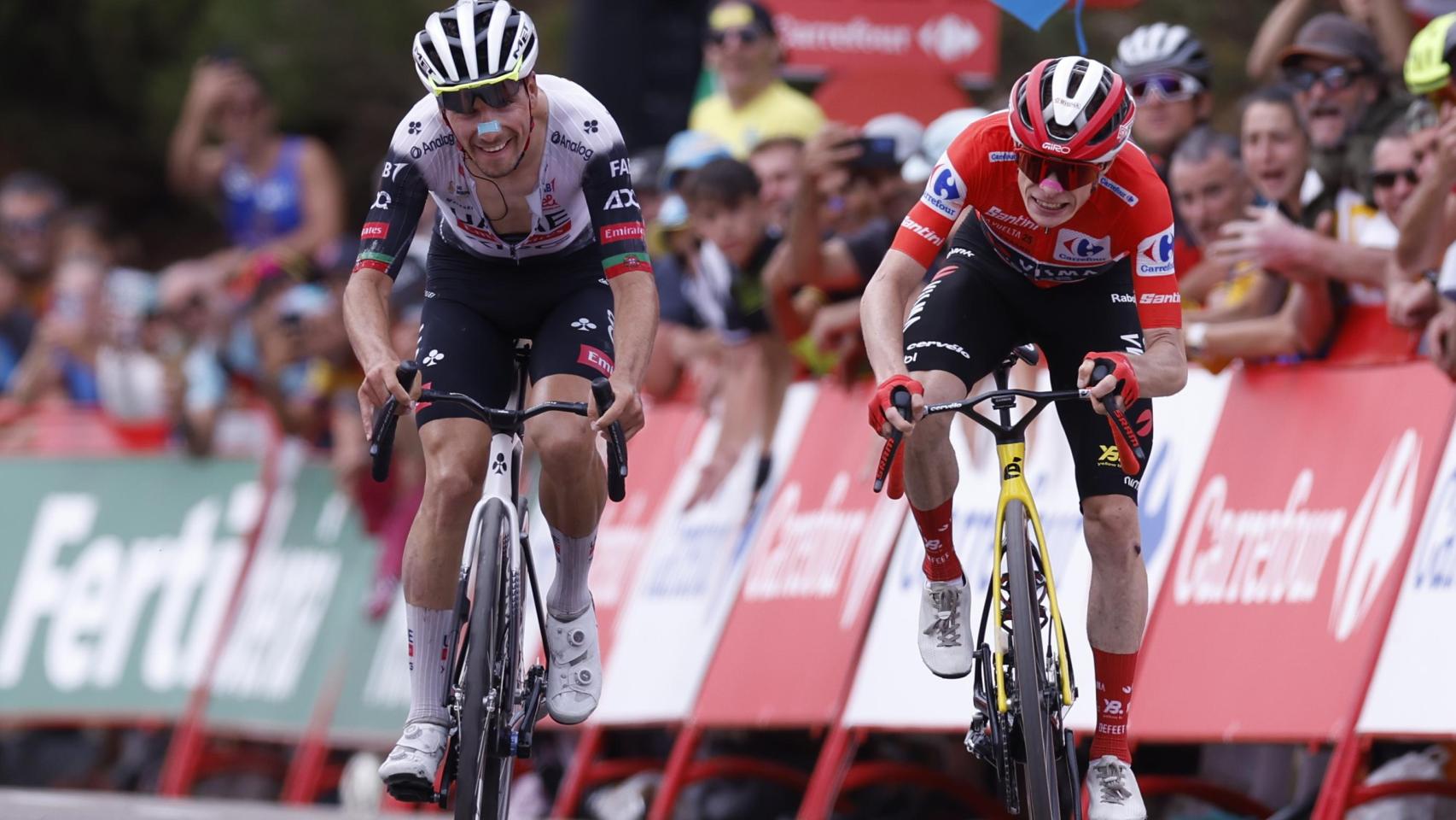 El portugués Joao Almeida (i) y el danés Jonas Vingegaard, durante la 14ª etapa de La Vuelta.