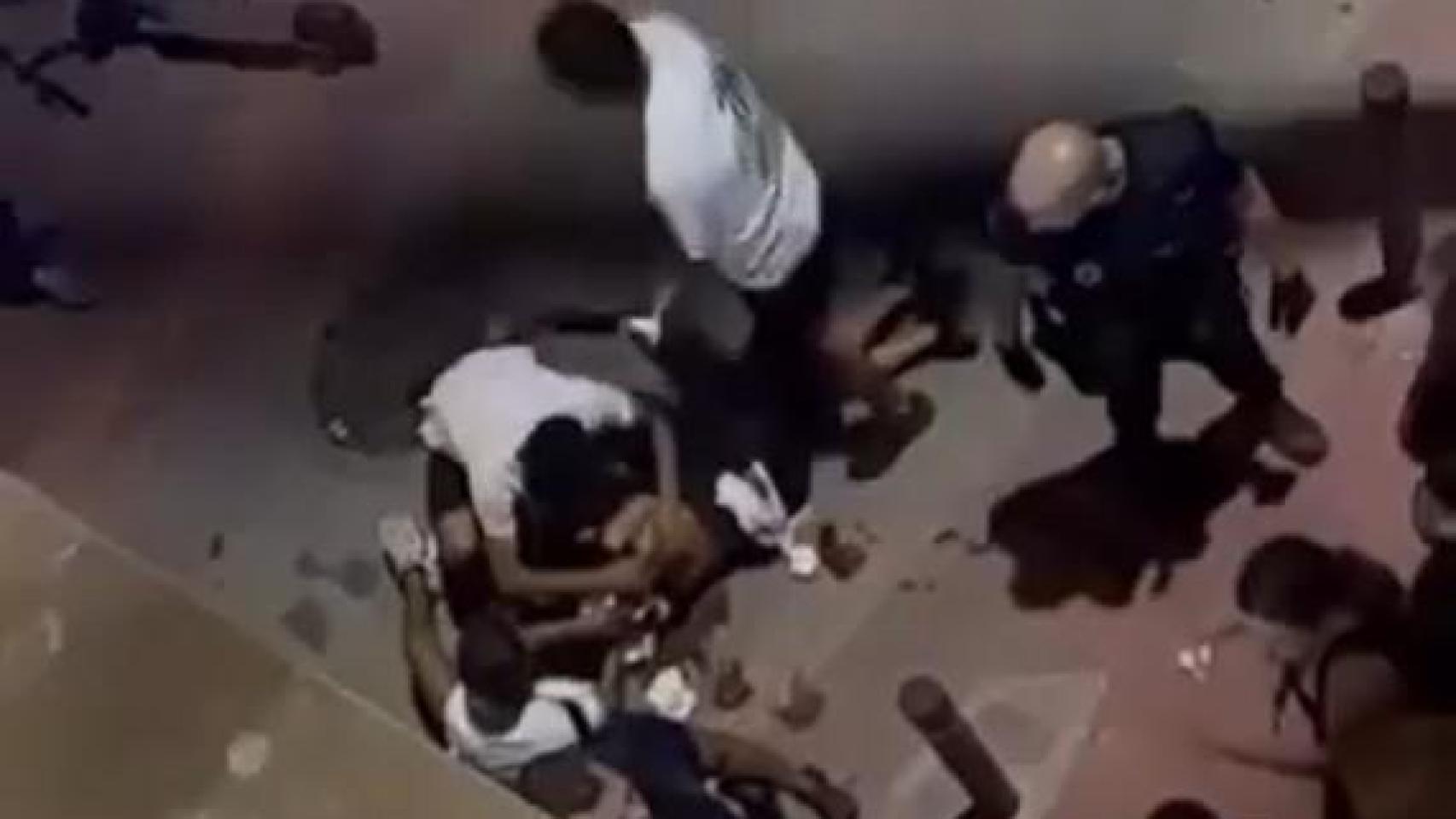 El menor de edad rodeado por sus amigos que taponan sus heridas.