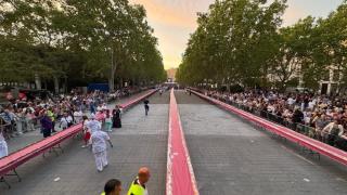 Una tarta de 360 metros de la Virgen de San Lorenzo bate récord mundial: la más larga del mundo con 4.500 porciones