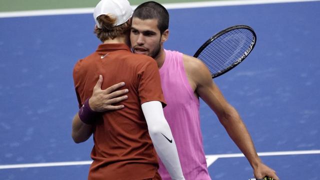 Alcaraz y Sinner se saludan a la conclusión de la final del US Open.