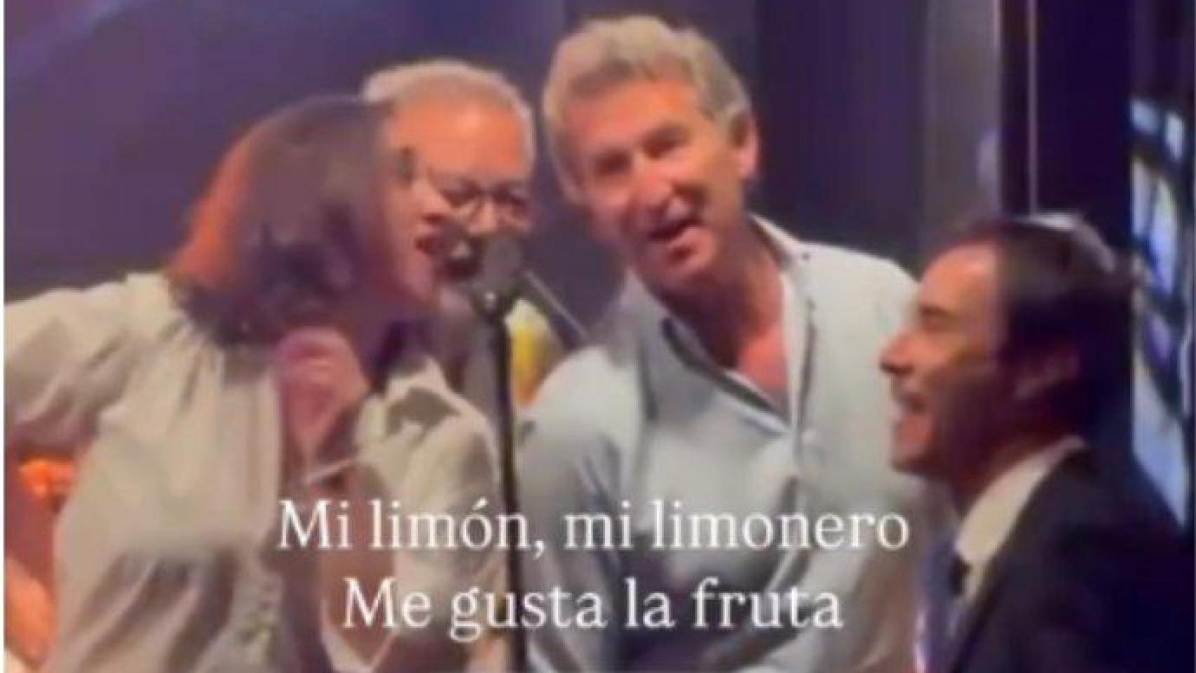 Feijóo este fin de semana cantando en un local de A Coruña.