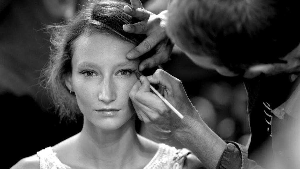 Un maquillador en un desfile de moda