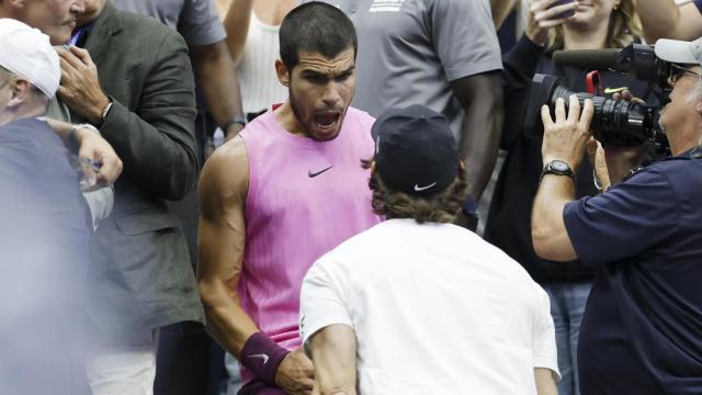 Carlos Alcaraz celebra con Juan Carlos Ferrero su victoria en el US Open 2025
