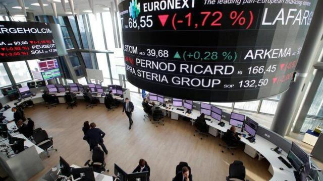 Analistas de Euronext trabajan en la sede que la compañía tiene el distrito de La Defense,  en Courbevoie, cerca de París.