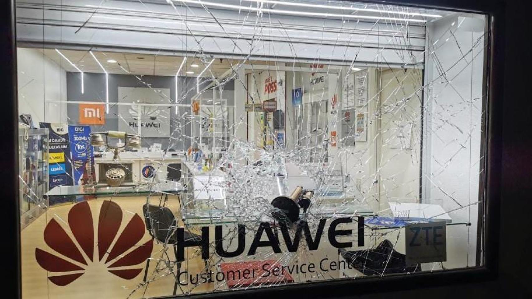 Intento de robo en una tienda de telefonía de A Coruña: Se llevaron maquetas de plástico