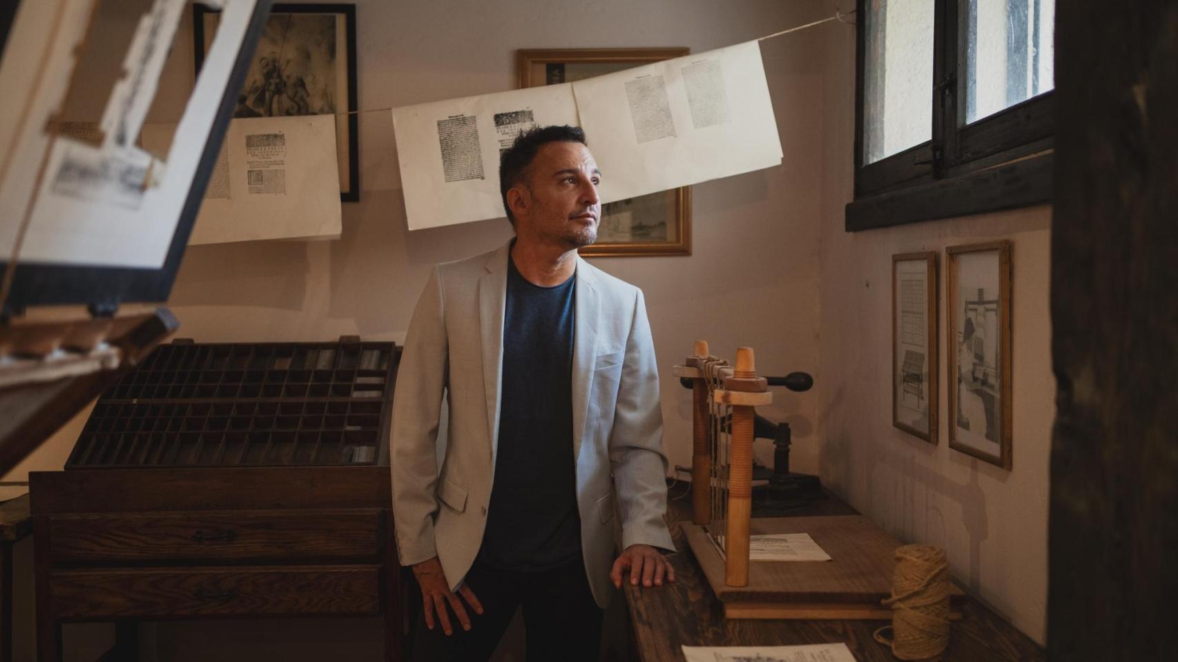 Amenábar retratado en la imprenta de la sociedad cervantina. Foto: Cristina Villarino