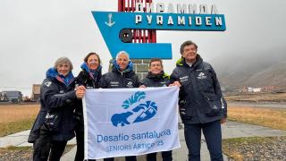 Los cinco séniors del Desafío Santalucía completan la última etapa y se despiden del Ártico: "Casi no hemos podido dormir por vigilar a los osos polares"