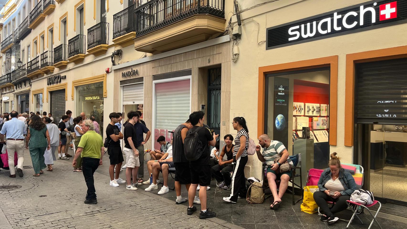 Las personas haciendo cola en la puerta de la tienda Swatch