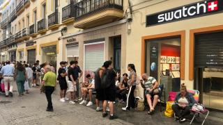 Una sevillana espera 12 horas en una tienda del centro por un reloj de edición limitada: "Lo puedes revender por 800€"