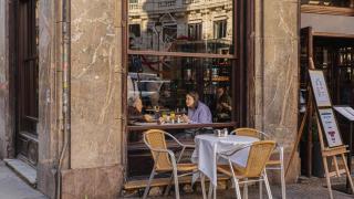 Juan Cavestany (58), no se corta ante la desaparición de las cafeterías en Madrid: "¿Ahora qué son lugares para turistas?"