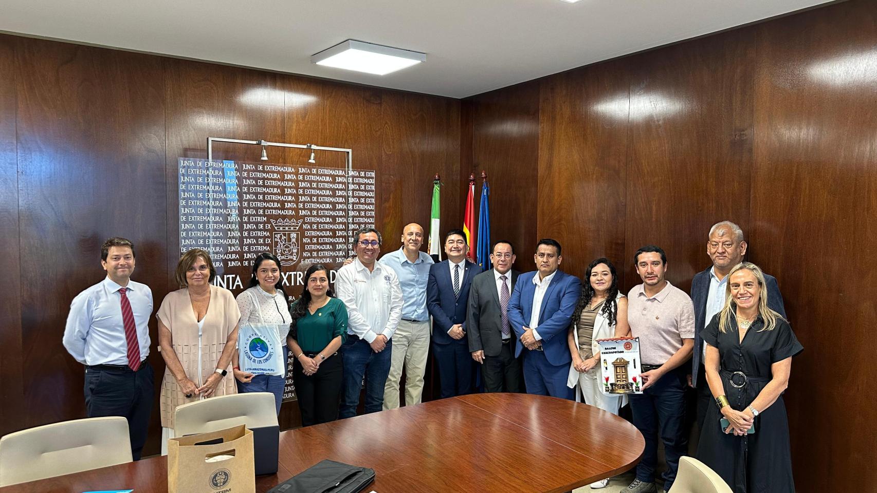 Un momento de la visita de la delegación amazónica al gobierno de la Junta de Extremadura.