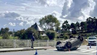 Aparatoso accidente en A Zapateira, en A Coruña: herida una persona tras volcar su coche