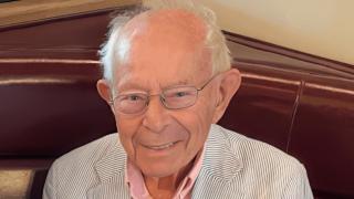 Seymour Reichlin, neurólogo y endocrino de 101 años: "Solo he renunciado a esta marca de helado, me provocó cardiopatía"