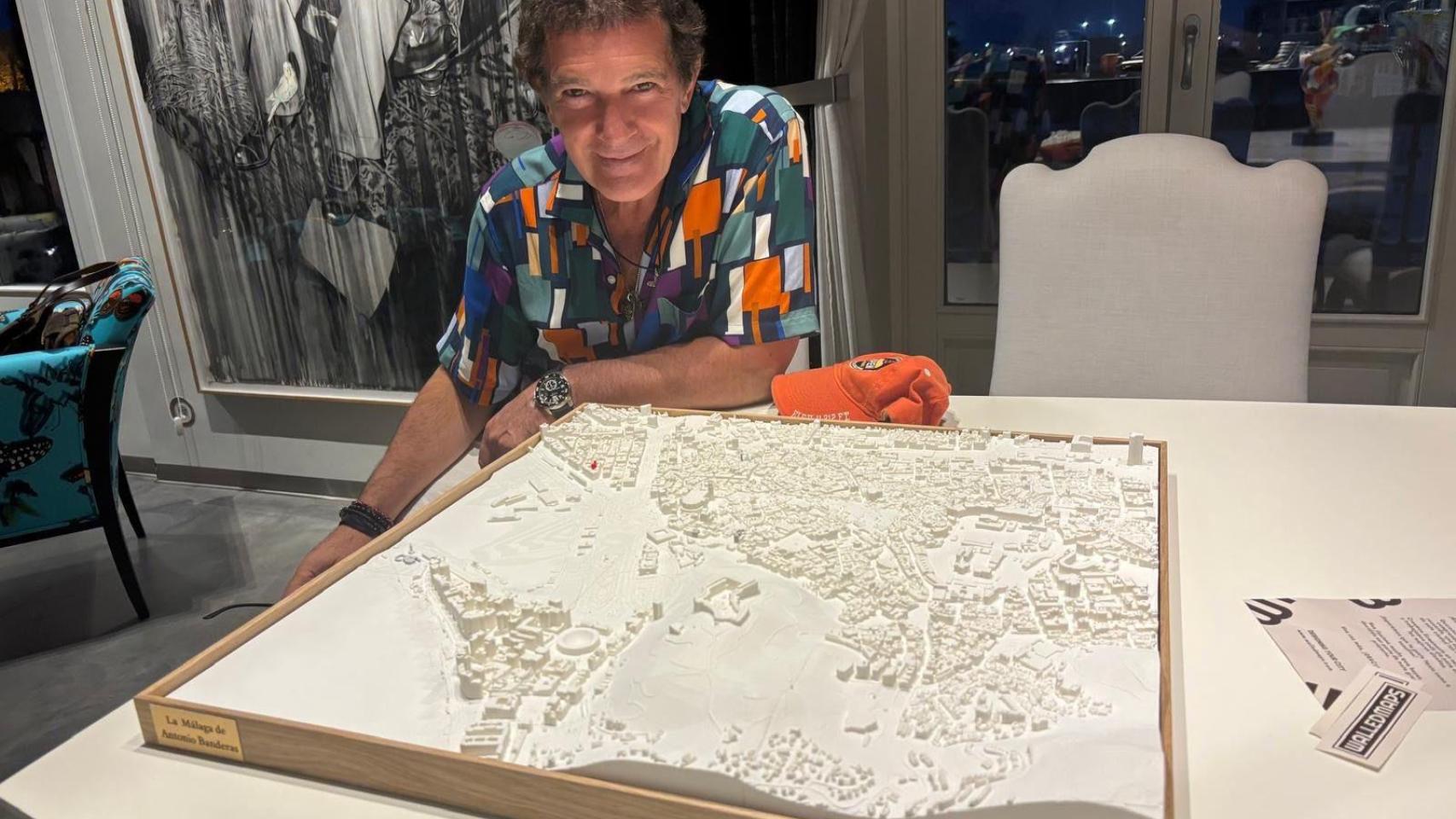 Antonio Banderas, sonriente con su regalo.