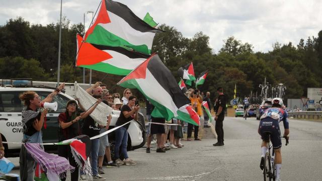 Activistas propalestinos intentan cortar la carretera durante la 15ª etapa de la Vuelta Ciclista a España, a 7 de septiembre de 2025, en O Corgo, Lugo.