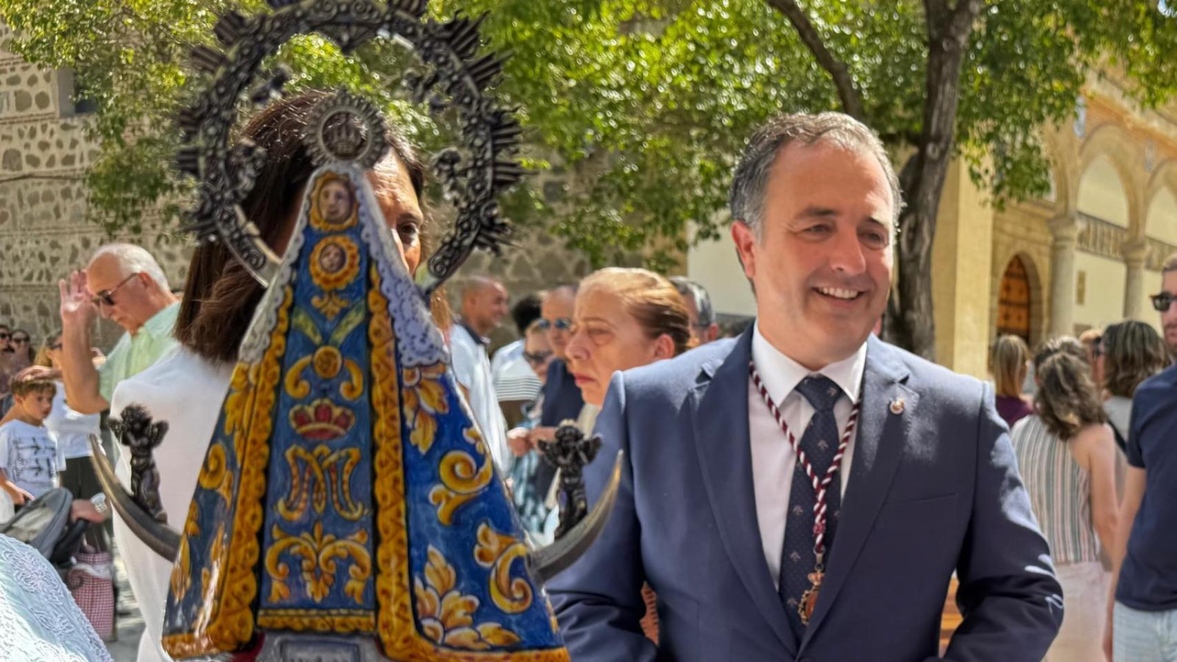 David Moreno (Vox) junto a la Virgen del Prado.