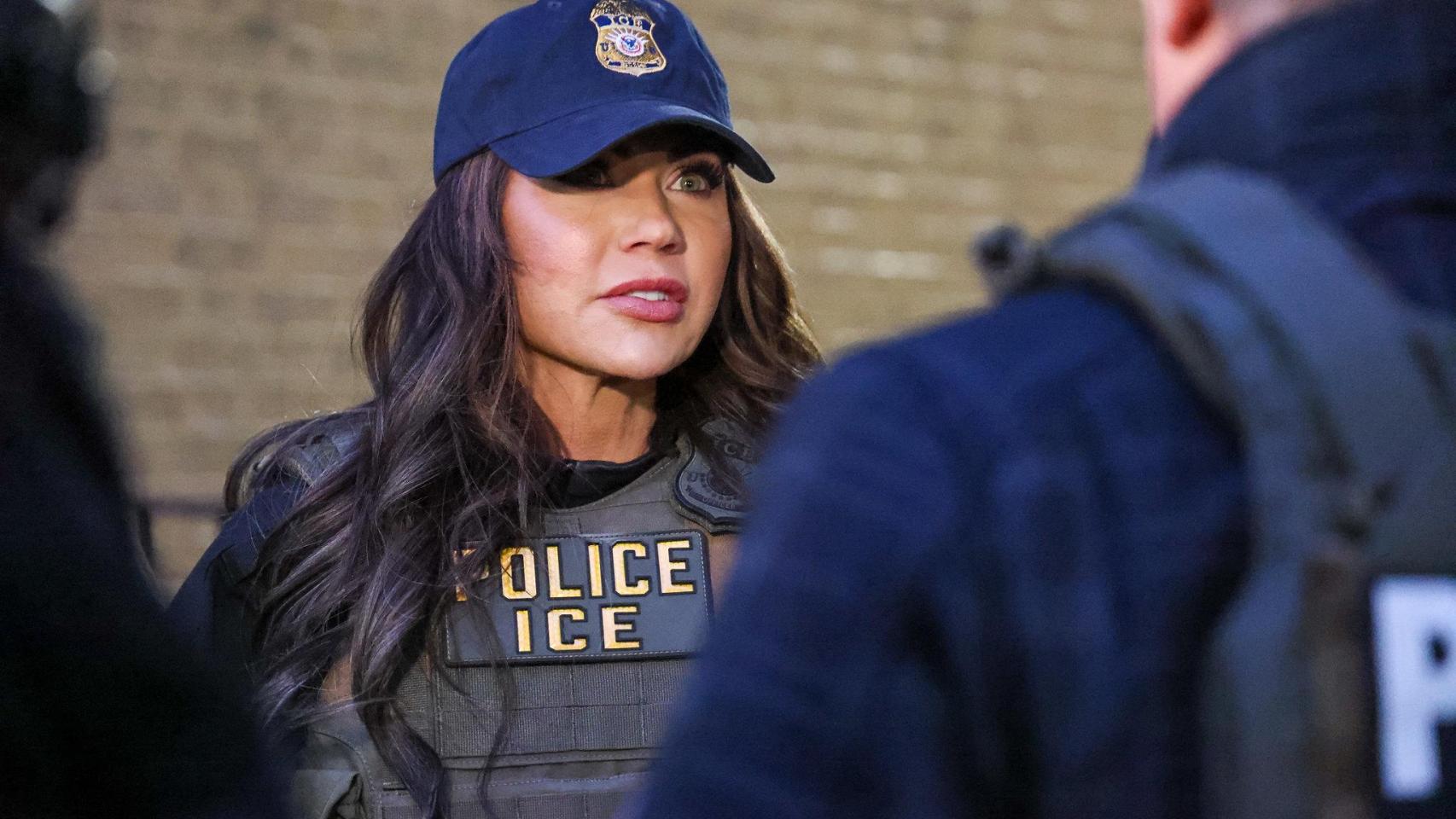 La Secretaria del DHS, Kristi Noem, en un operativo del ICE.