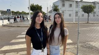 Claudia y Lucía vuelven a clase en barracones en la 'zona cero' de la dana: "No estamos listas para cursar 2º de Bachillerato"