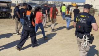 Un trabajador latino reveló cómo fue la redada masiva de ICE en Georgia: "Llegaron, atropellaron y no aceptaron ningún documento"