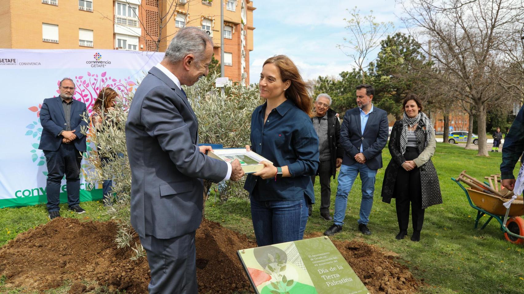 Sara Hernández con el embajador de Palestina en España plantando un olivo homenaje en abril de 2025.
