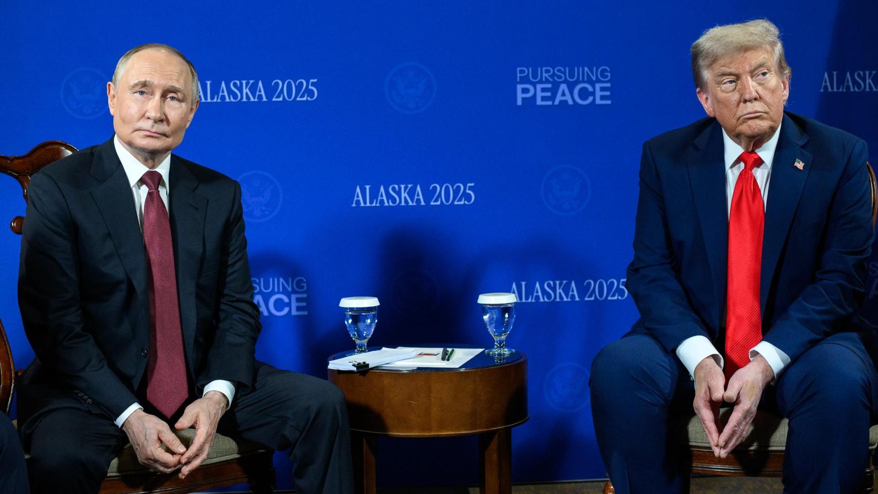 El presidente Donald Trump se reúne con el presidente ruso Vladimir Putin en la Sala Billy Mitchell de la Base Conjunta Elmendorf Richardson en Anchorage, Alaska, el viernes 15 de agosto de 2025.