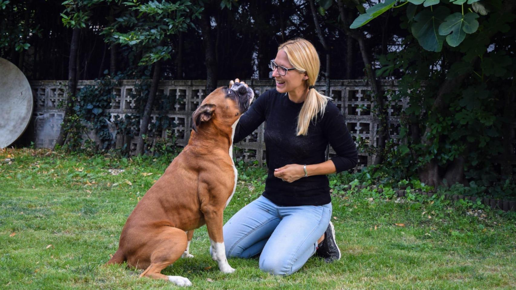 Anika Rytel, educadora canina de la asociación PerrosyPunto, con su perro.