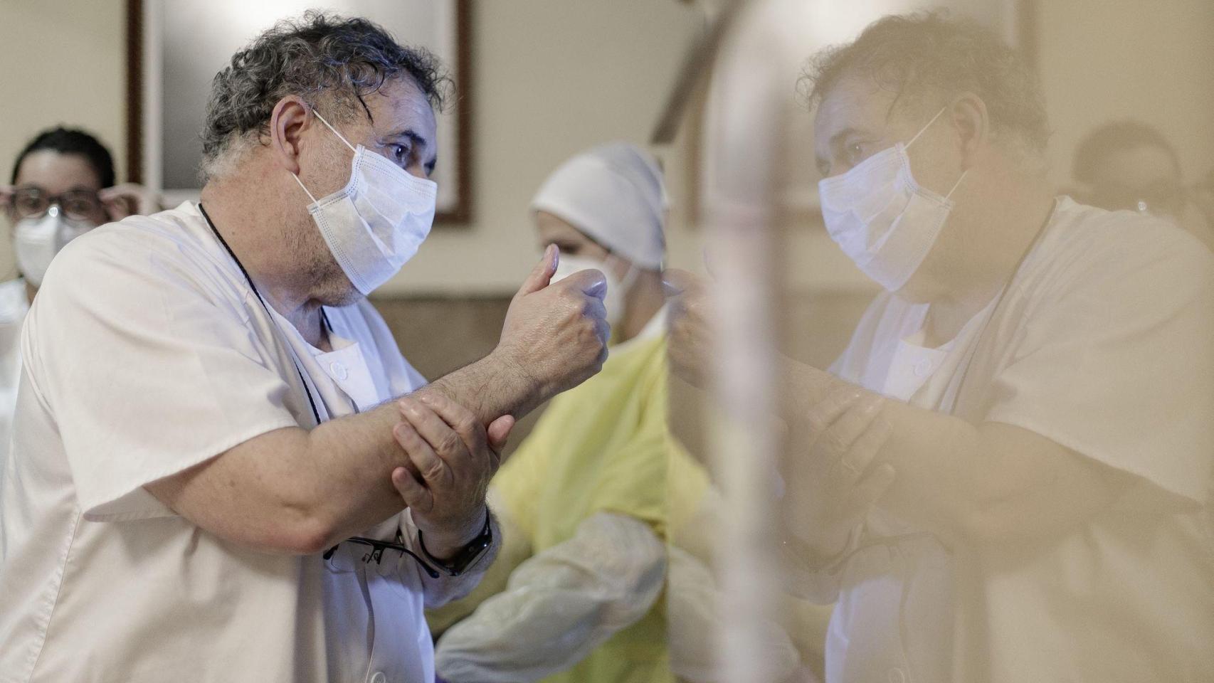 Médico de Atención Primaria con una paciente. Imagen de archivo.