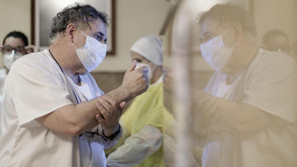 Médico de Atención Primaria con una paciente. Imagen de archivo.