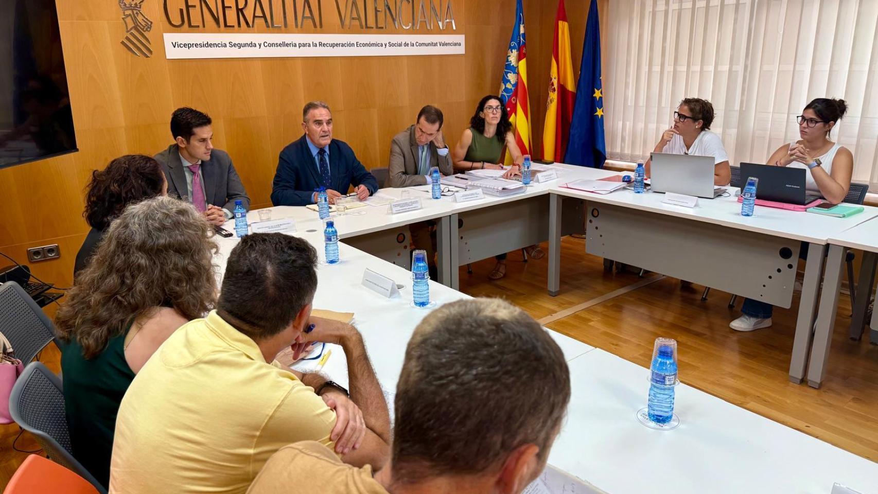 Gan Pampols expone su plan a las asociaciones de víctimas de la dana. GVA