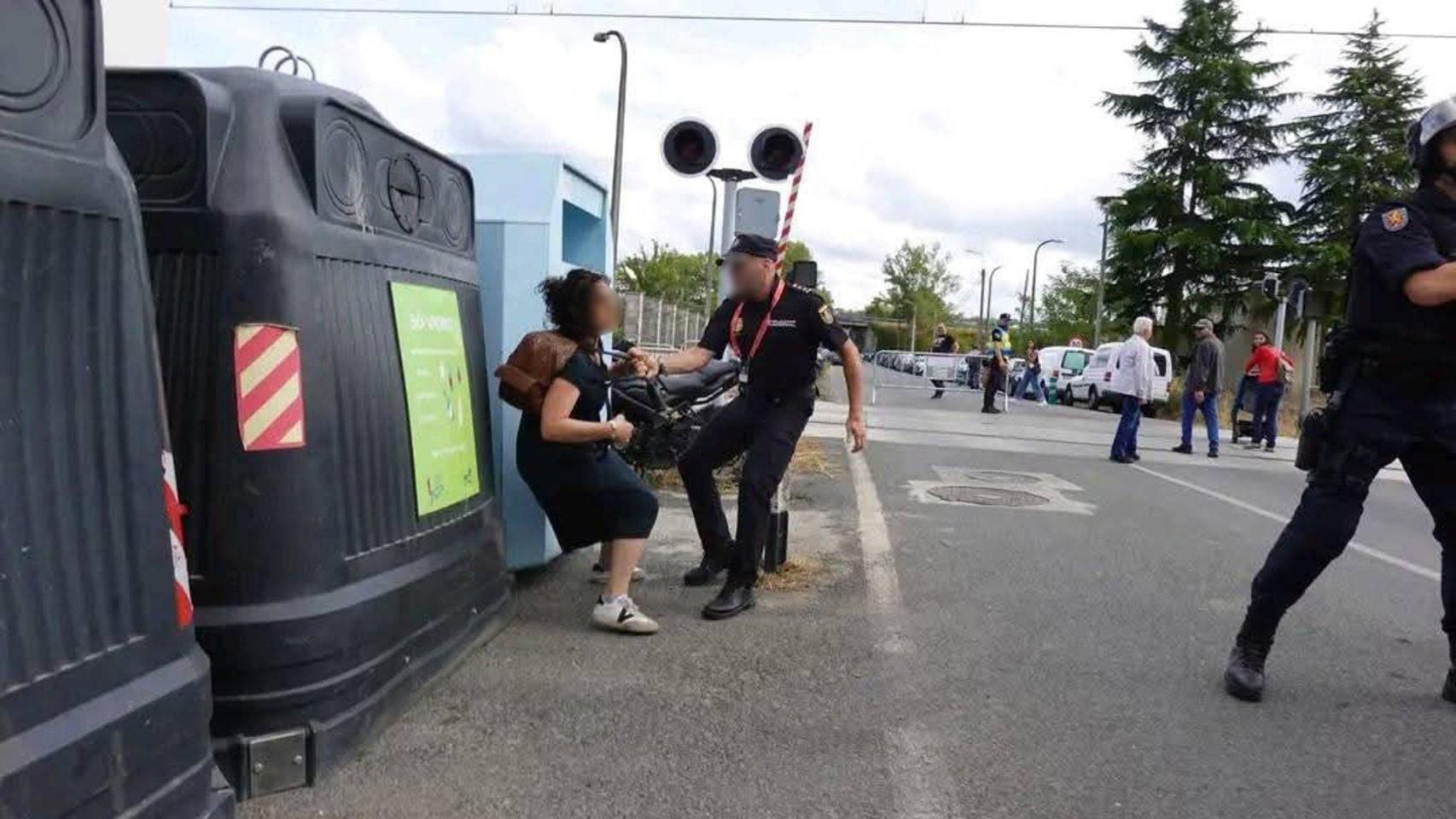 Una de las detenidas en las protestas de La Vuelta en Galicia fue trasladada al hospital
