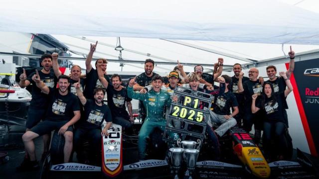 El equipo de F2 de Campos Racing celebra su título de Constructores.