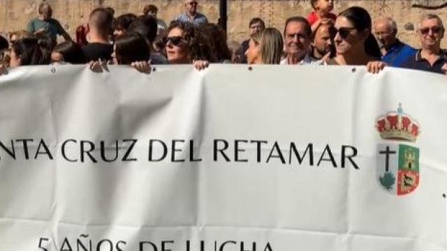 Vecinos de Santa Cruz de Retamar manifestándose frente al Palacio de Fuensalida de Toledo.