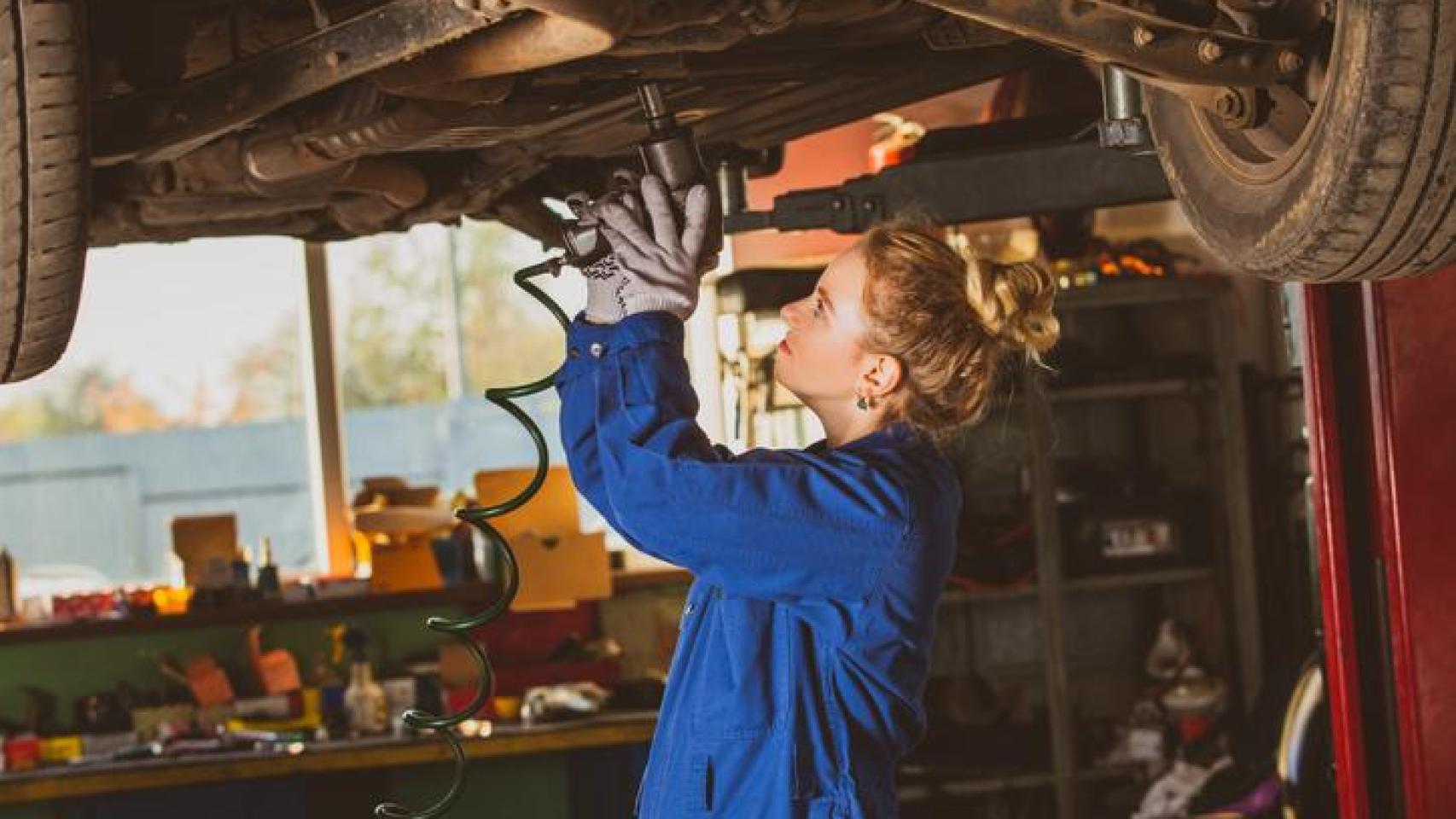 Mujer mecánica de coches.