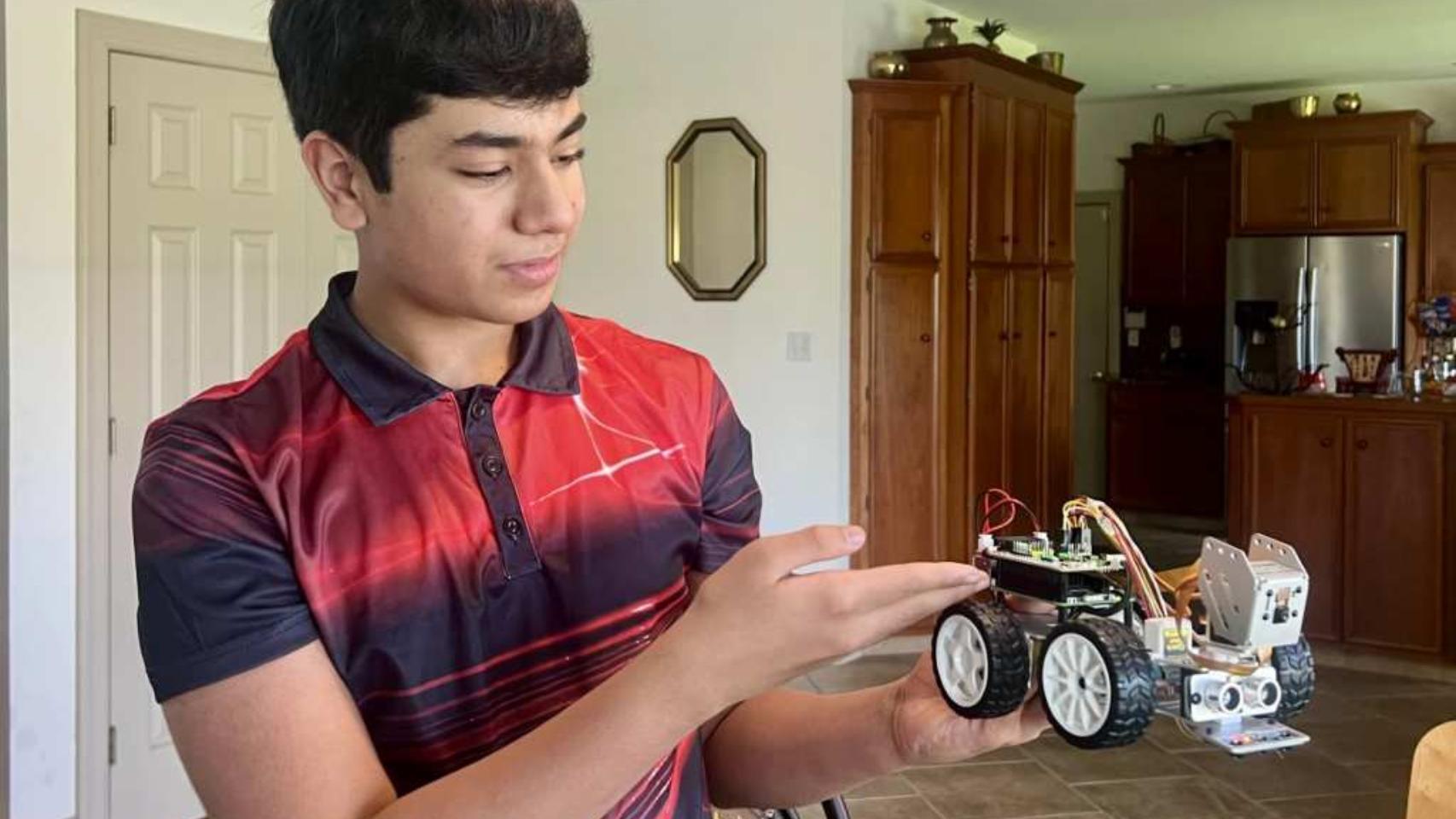 Aryash Shyam con su robot GreenBeam.
