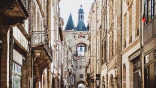 Burdeos combina su tradición vinícola con una renovación moderna y urbana, repleta de monumentos históricos