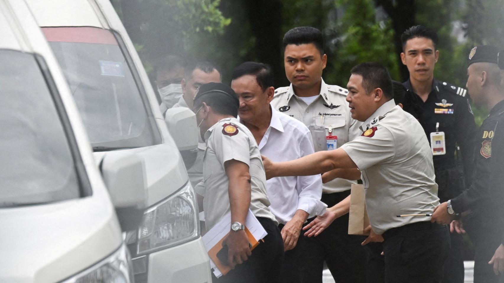 El exprimer ministro tailandés Thaksin Shinawatra siendo conducido a prisión.
