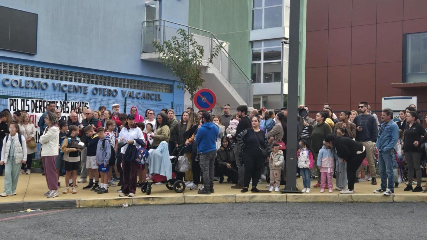 Concentración frente al CEIP Otero Valcárcel de Carral (A Coruña) este martes.