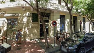 Así es el bar más pequeño de España: está en pleno centro de Zaragoza y sólo tiene 8 metros cuadrados y dos mesas