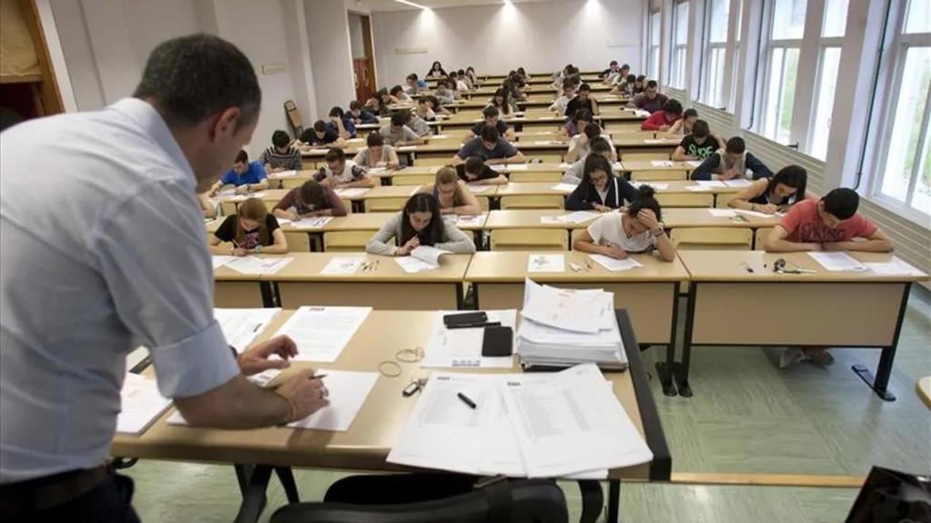 Alumnos haciendo un examen.