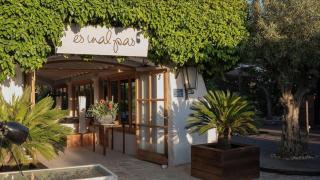 Es Mal Pas, el restaurante de Formentera donde un carabinero se convierte en arte con la mano de Arnau Santos