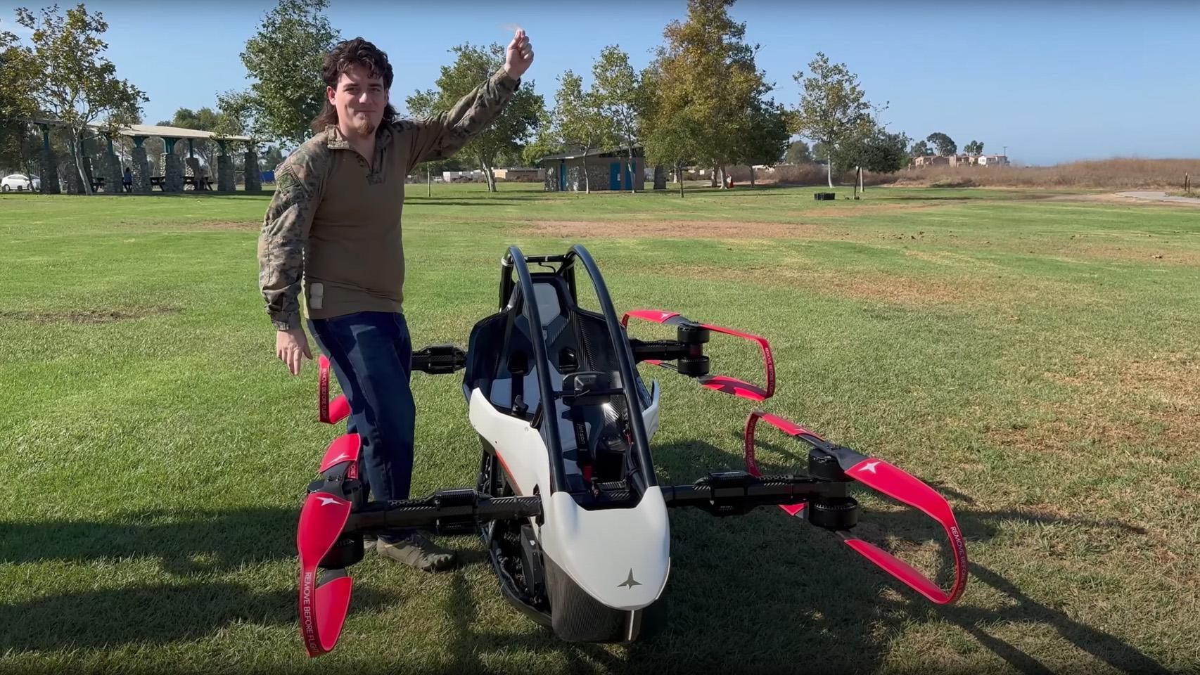 Palmer Luckey junto a su Jetson ONE.