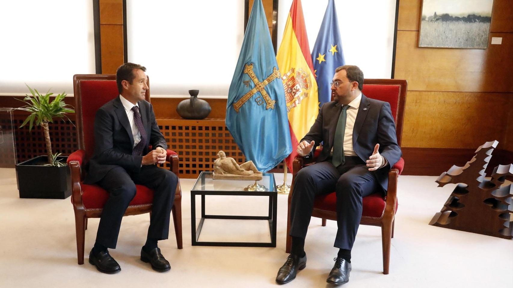 El presidente de Indra, Ángel Escribano (i), junto al presidente del Principado de Asturias, Adrián Barbón