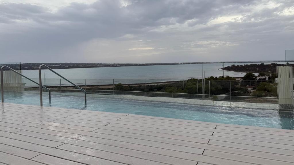 Piscina infinity en la azotea.