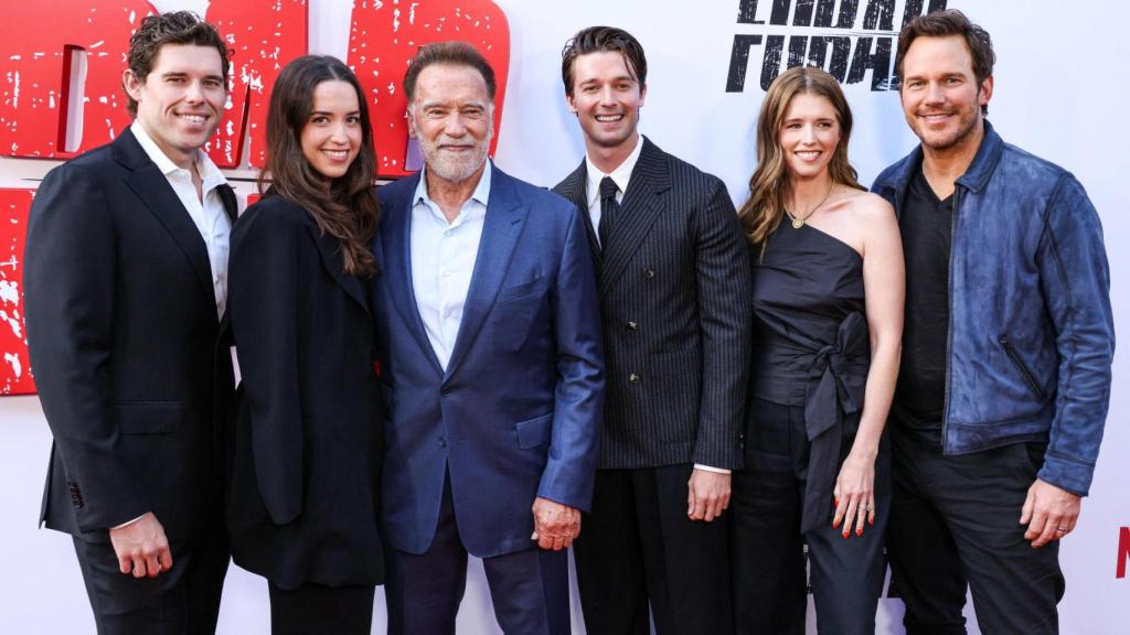 Arnold Schwarzenegger con algunos de sus hijos en uno de sus últimos estrenos.