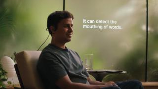 Alterego, el dispositivo para poder comunicarte con la IA 'telepáticamente': sabe lo que piensas sin usar texto ni voz