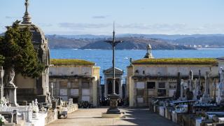 ¿Quién está enterrado en San Amaro? Tumbas que hacen del cementerio de A Coruña un espacio monumental