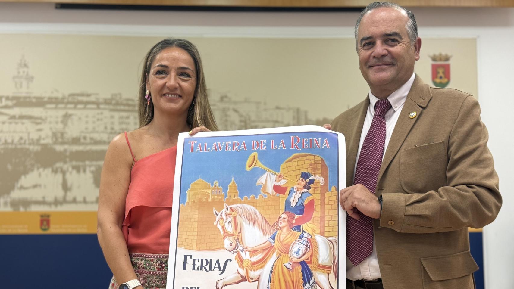 José Julián Gregorio y María Pilar Guerrero con el cartel de las fiestas de San Mateo 2025.