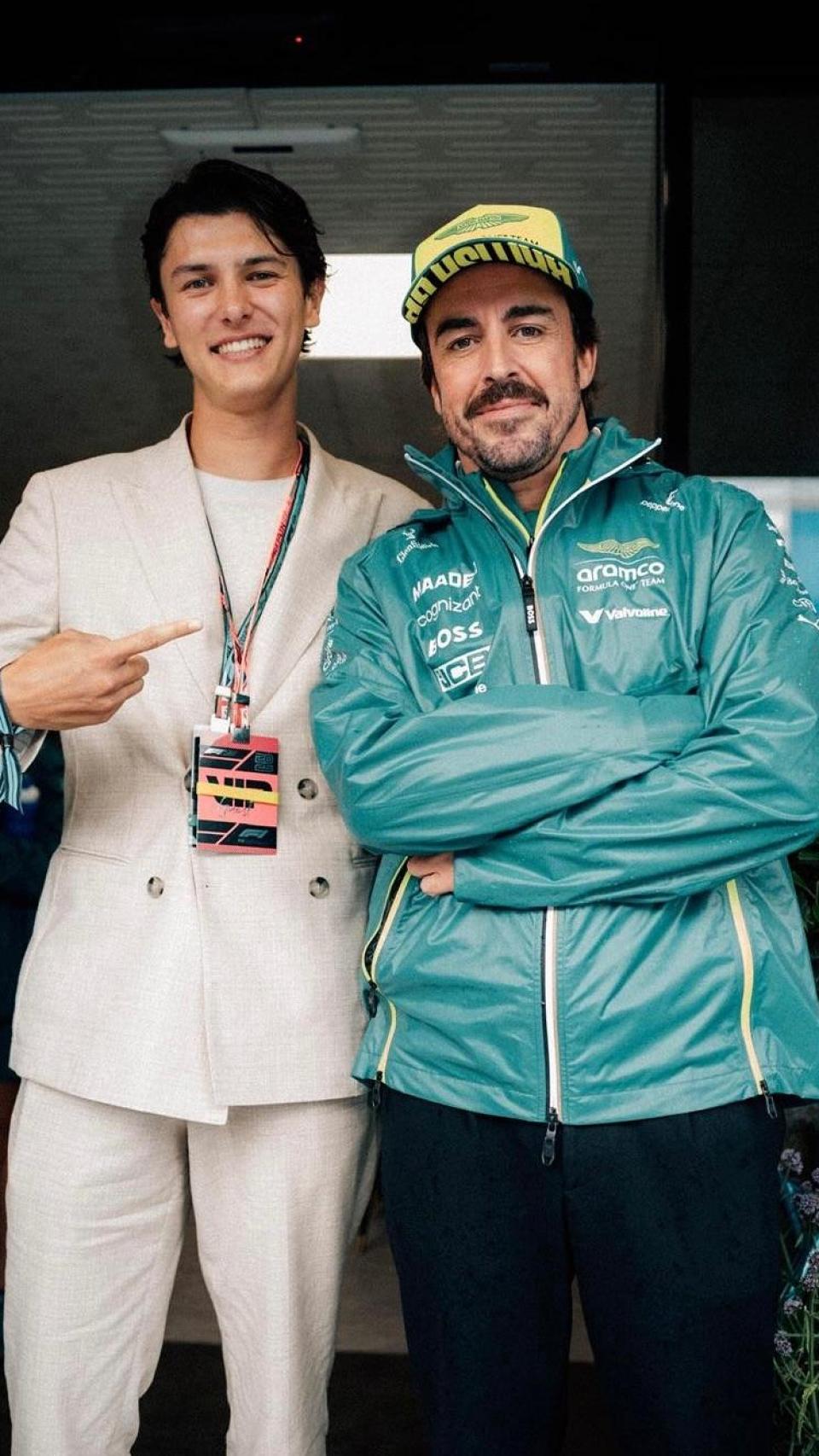 Nicolás de Dinamarca con Fernando Alonso en una fotografía de sus redes sociales.